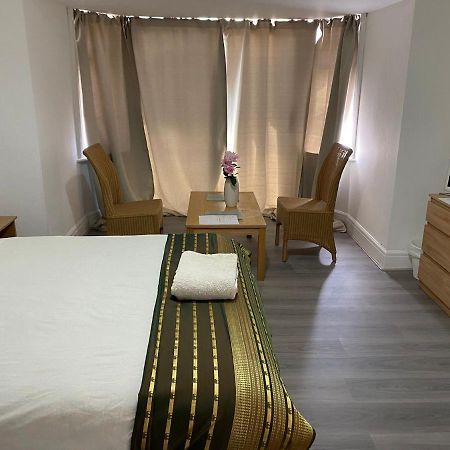 Sunrup Heathrow Appartement Feltham Buitenkant foto