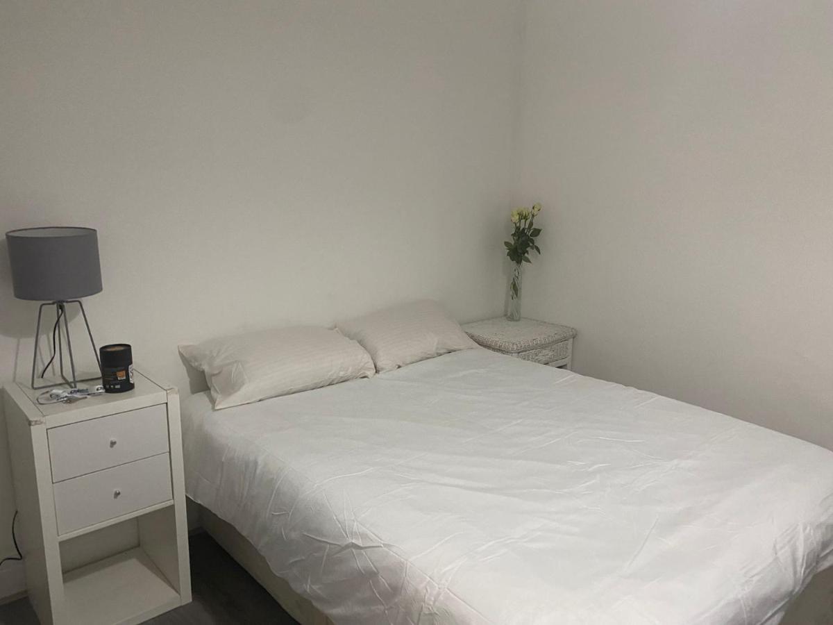 Sunrup Heathrow Appartement Feltham Buitenkant foto