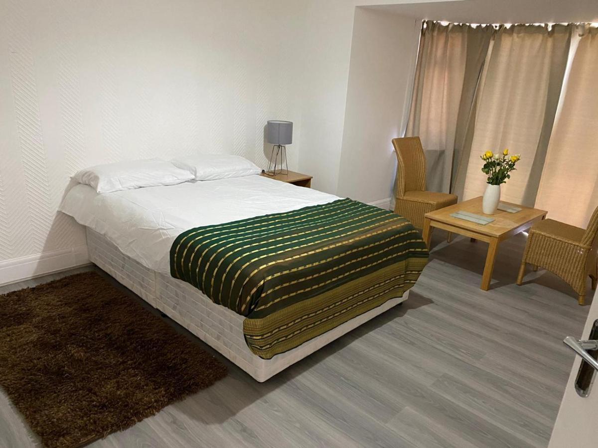 Sunrup Heathrow Appartement Feltham Buitenkant foto